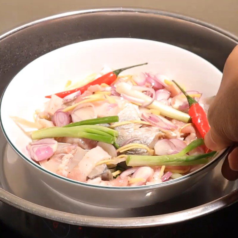 Step 4 Steaming snakehead fish with pork belly