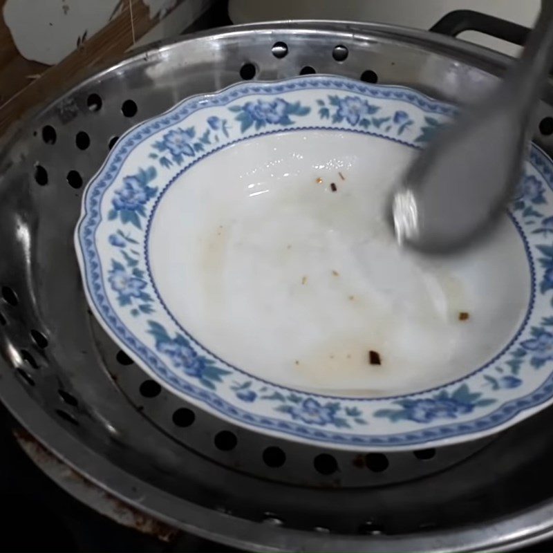 Step 3 Steaming the shrimp paste Shrimp paste steamed egg with fried pork fat