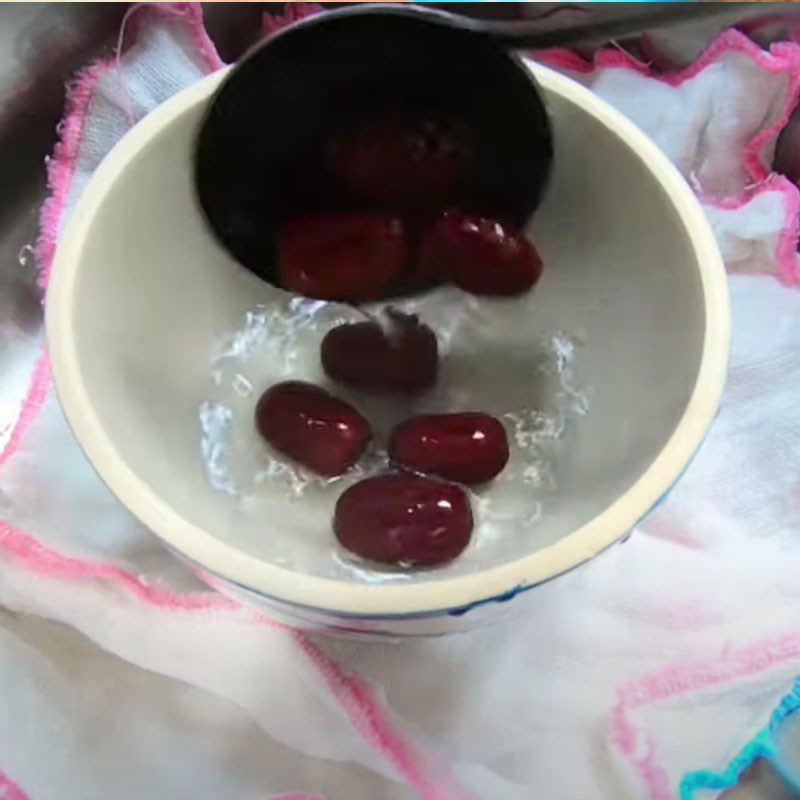 Step 3 Steamed bird's nest with red apple and chia seeds