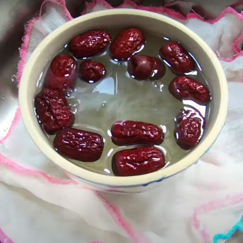 Step 3 Steamed bird's nest with red apple and chia seeds