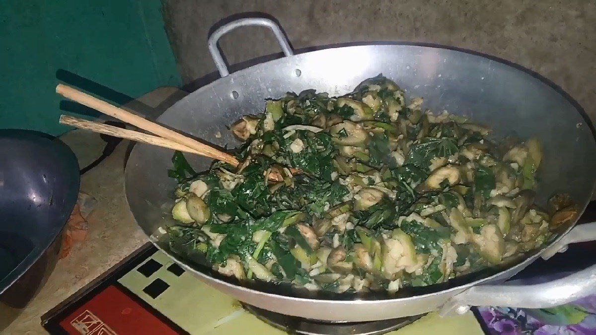 Stir-fried green bananas with betel leaves