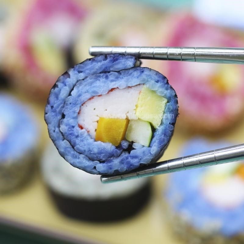 Step 6 Finished product Blue butterfly pea rice roll (kimbap)