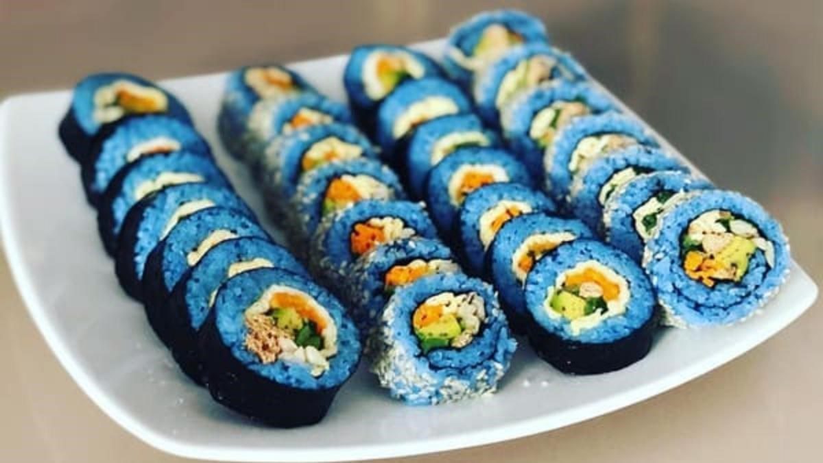 Butterfly pea flower rice rolls (kimbap)