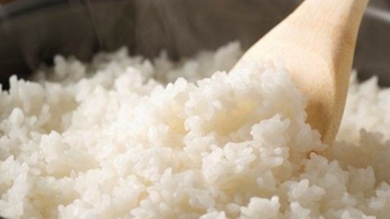 Fluff the rice and place it in a ventilated area