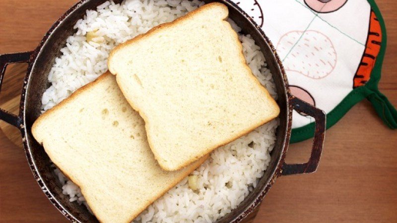 Using sandwich bread to help the rice dry out