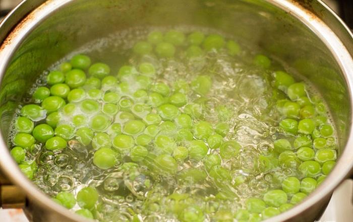 Step 1 Prepare and boil the ingredients for Shrimp and Pea Rice