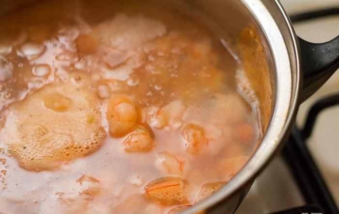 Step 1 Prepare and boil the ingredients for Shrimp and Pea Rice