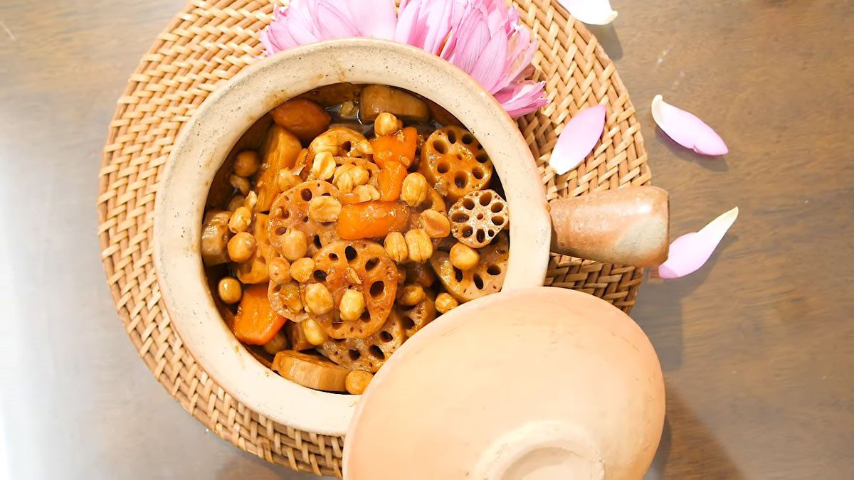 Lotus root stewed with lotus seeds