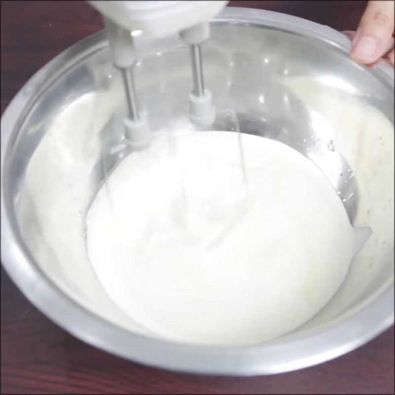 Step 4 Whip the cream Sponge cake roll