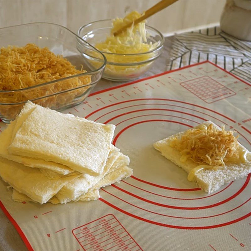 Step 3 Roll the sandwich with pork floss