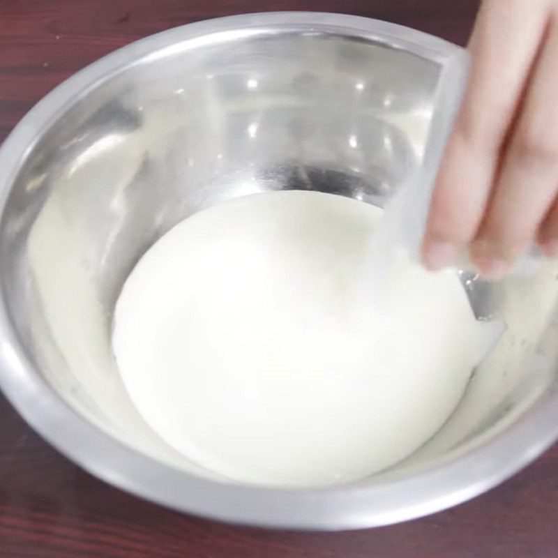 Step 4 Whip the cream Sponge cake roll