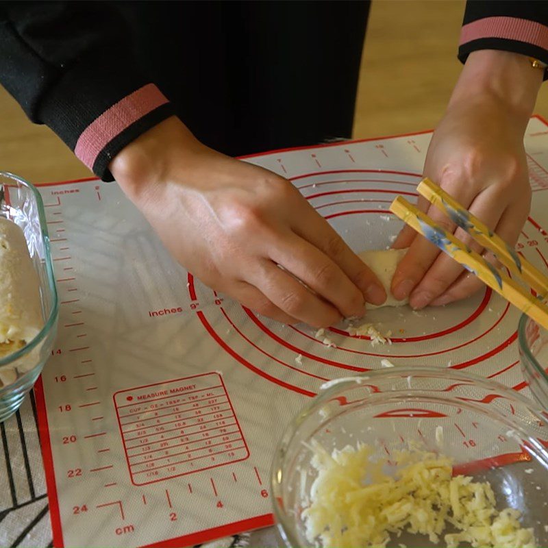 Step 3 Roll the sandwich with pork floss