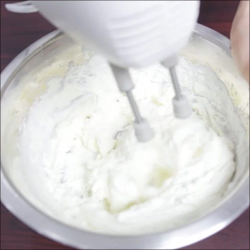 Step 4 Whip the cream Sponge cake roll