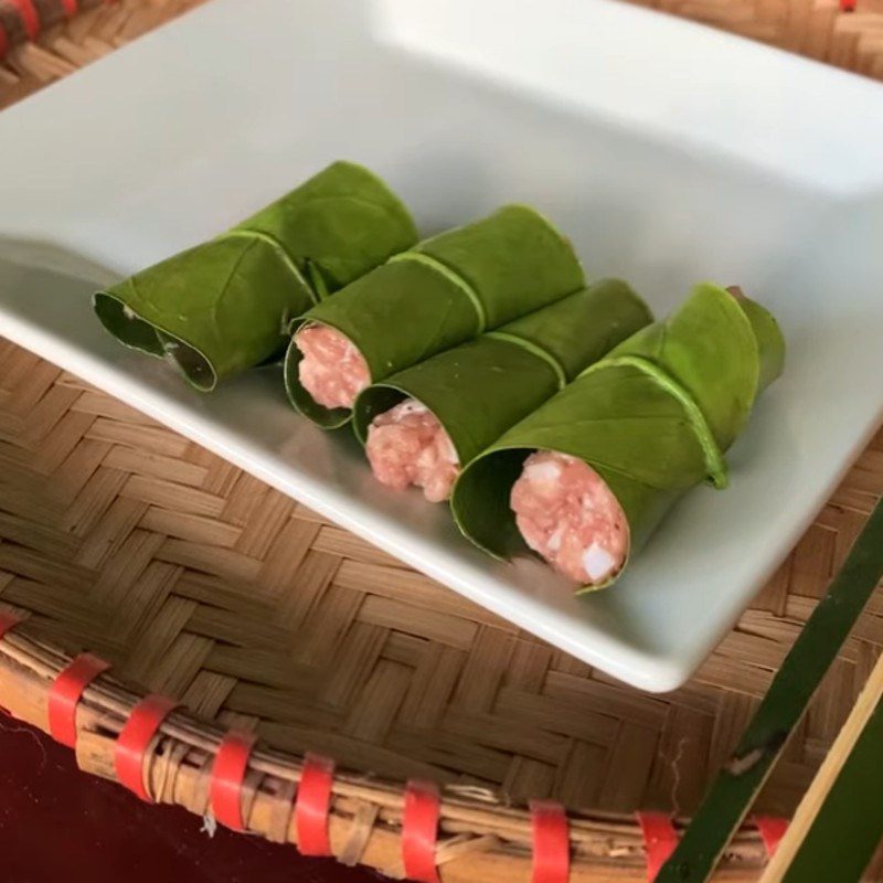 Step 3 Rolling the Meat Grapefruit Leaf Rolls