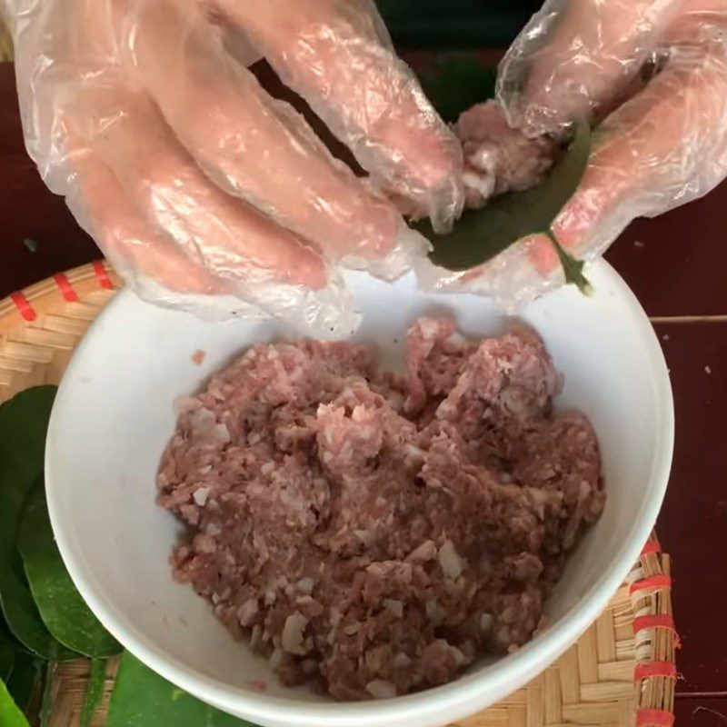 Step 3 Rolling the Meat Grapefruit Leaf Rolls