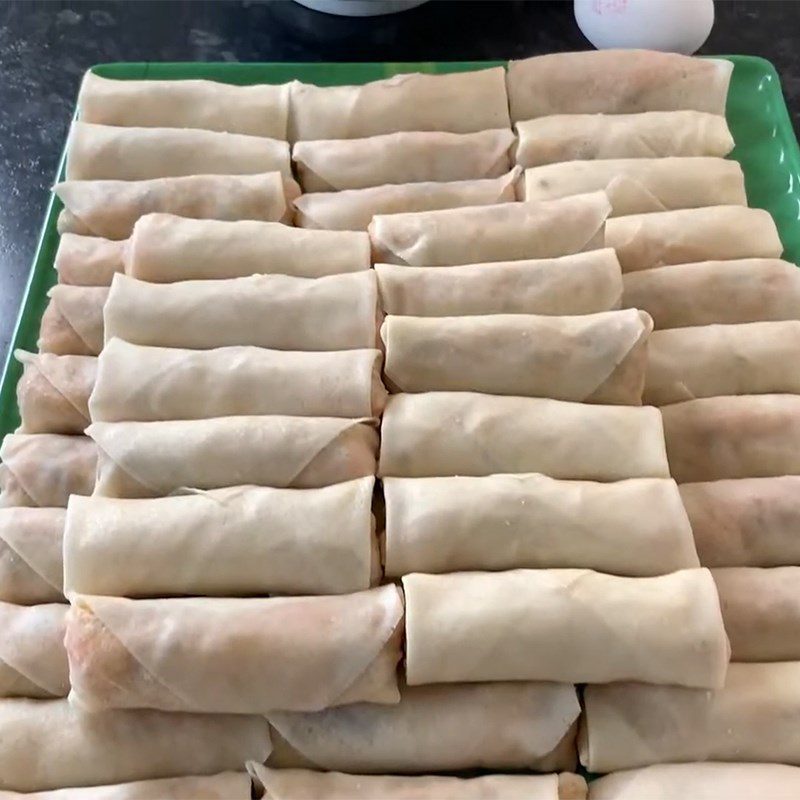 Step 3 Rolling spring rolls Vegetarian spring rolls from soybeans