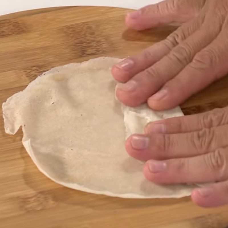 Step 3 Wrapping spring rolls Seafood spring rolls with mayonnaise sauce in a non-stick pan