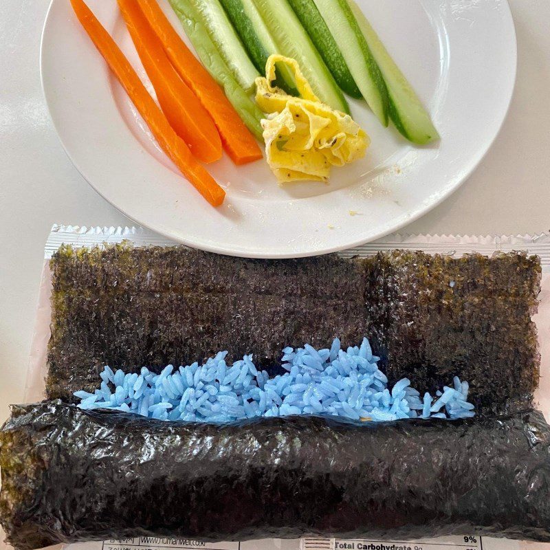 Step 3 Rolling rice Butterfly pea flower rice rolls (recipe shared by users)