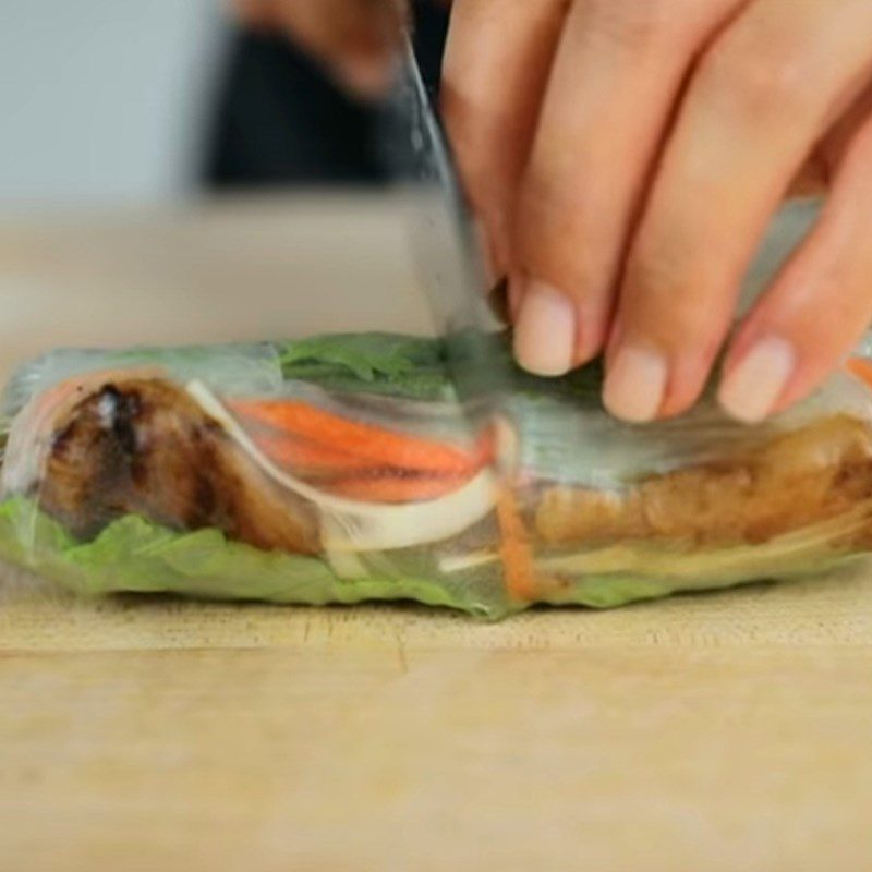 Step 6 Rolling spring rolls for grilled beef spring rolls