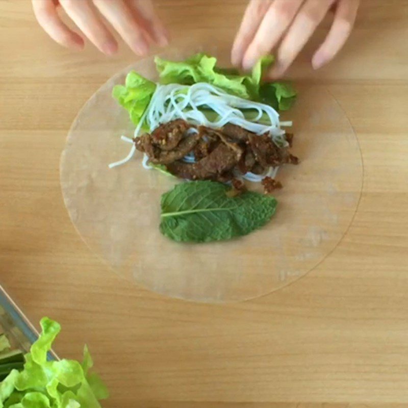 Step 6 Wrap the salad Beef stir-fried with lemongrass