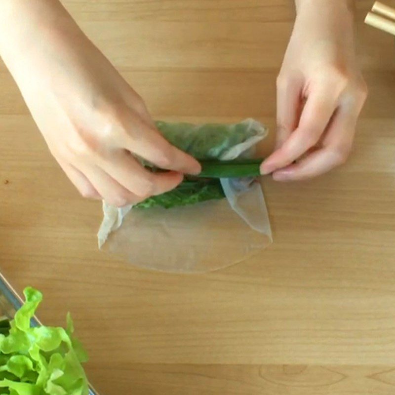 Step 6 Roll the spring rolls with stir-fried beef and lemongrass