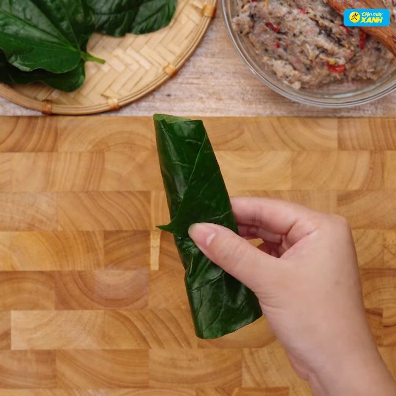 Step 4 Wrapping snail in wild betel leaf