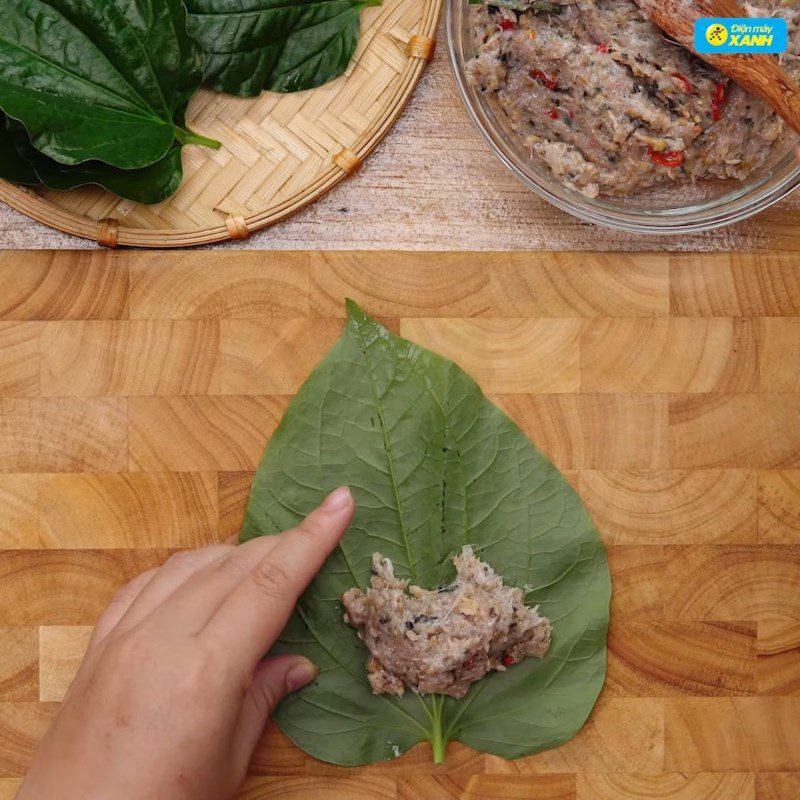 Step 4 Wrapping snail in wild betel leaf