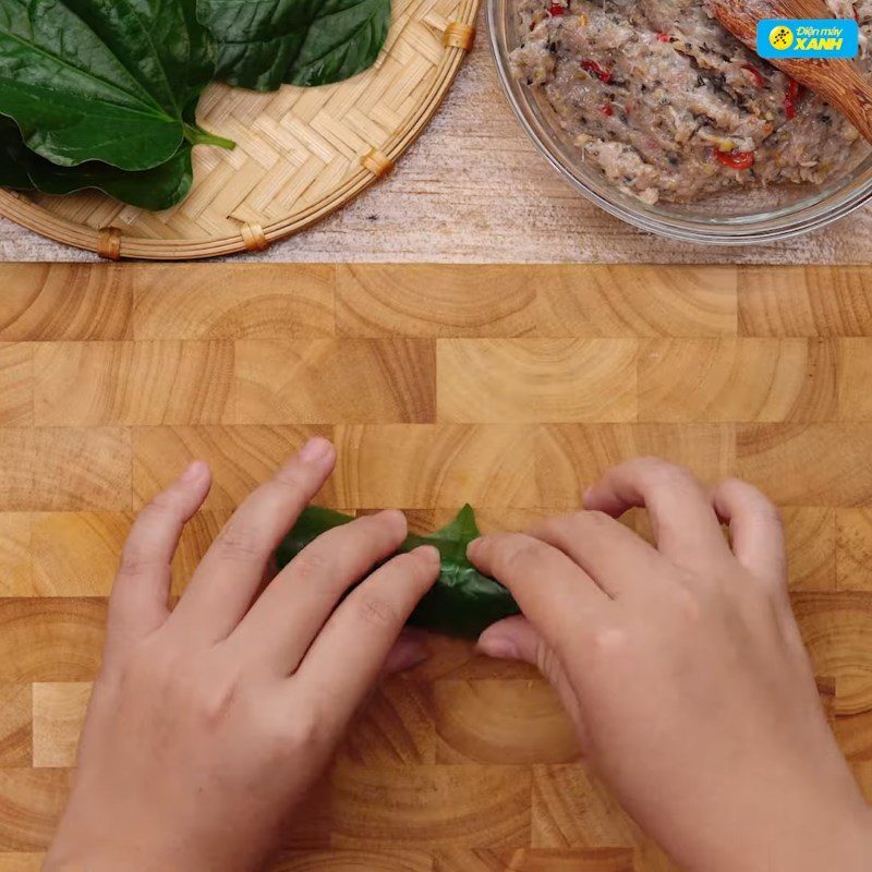 Step 4 Wrapping snail in wild betel leaf