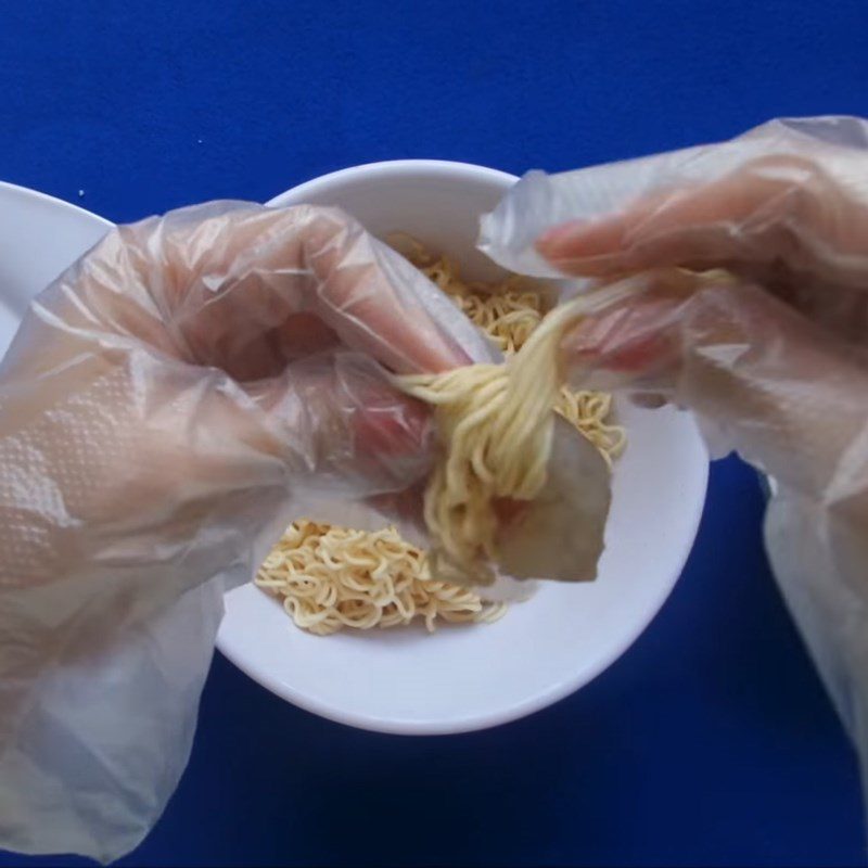 Step 3 Wrap the noodles around the shrimp Crispy fried noodle rolls