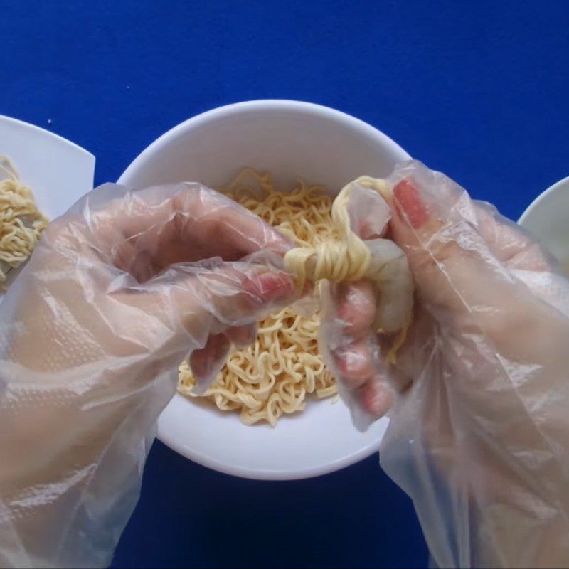 Step 3 Wrap the noodles around the shrimp Crispy fried noodle rolls