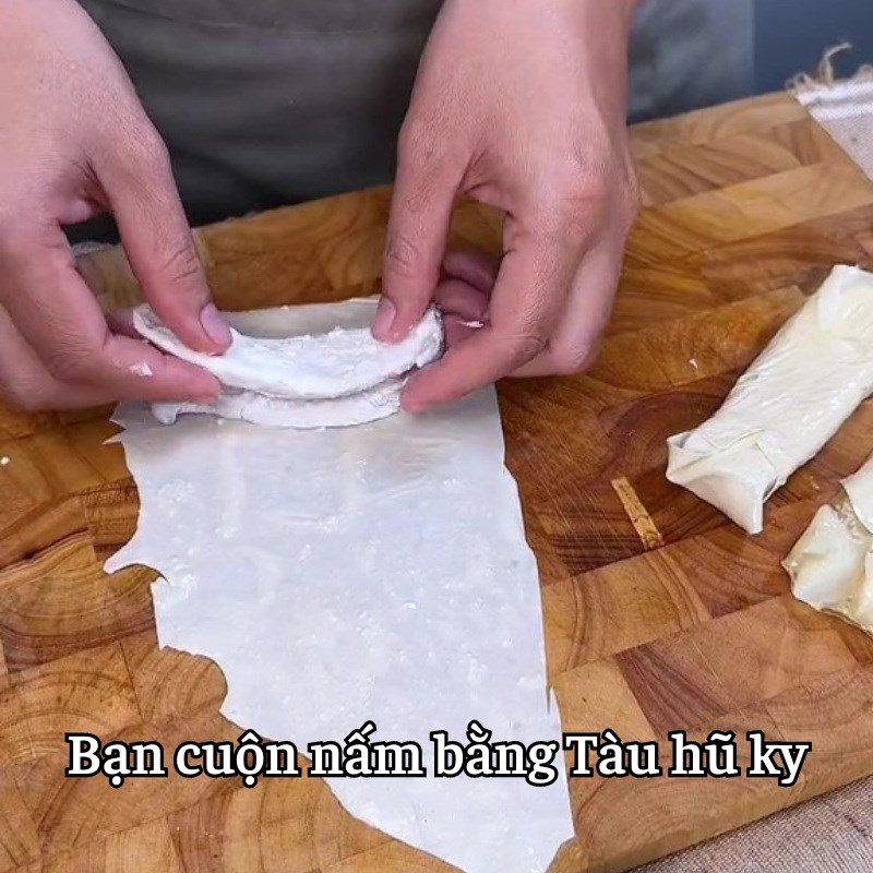 Step 3 Roll the mushrooms with tofu skin Tofu skin rolls with chicken thigh mushrooms