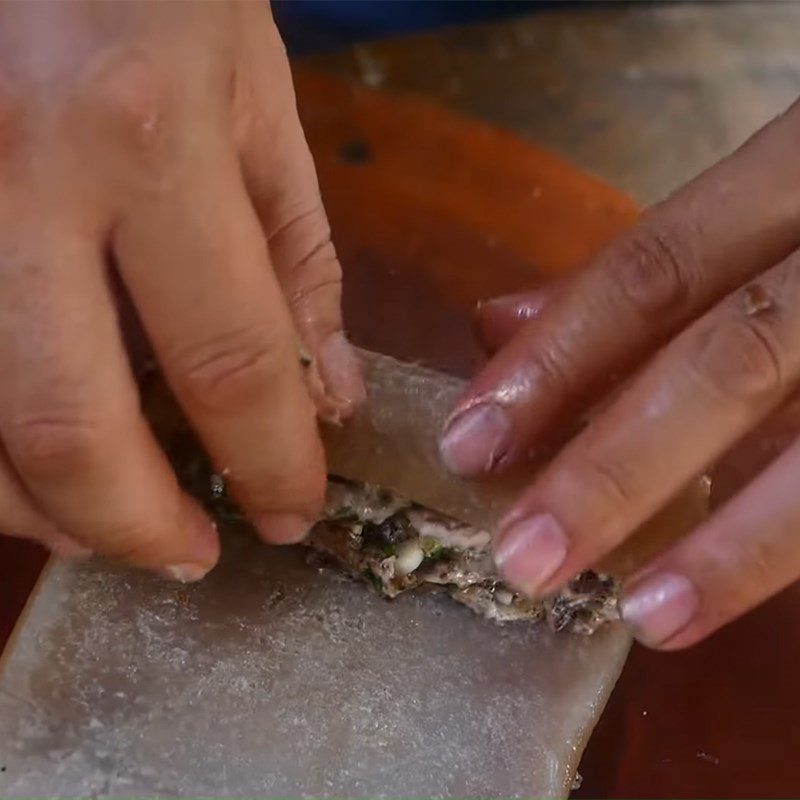 Step 4 Roll the filling into the pork skin Pork skin rolled with fried sausage