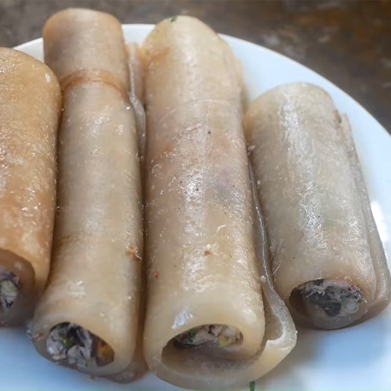 Step 4 Roll the filling into the pig skin Crispy fried pig skin roll