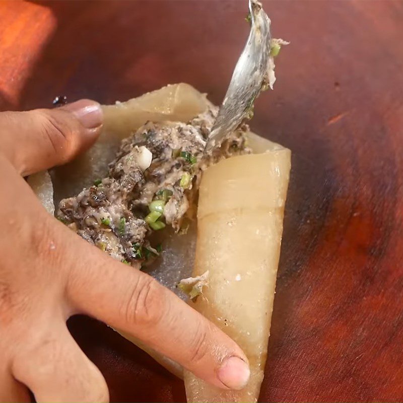 Step 4 Roll the filling into the pork skin Pork skin rolled with fried sausage