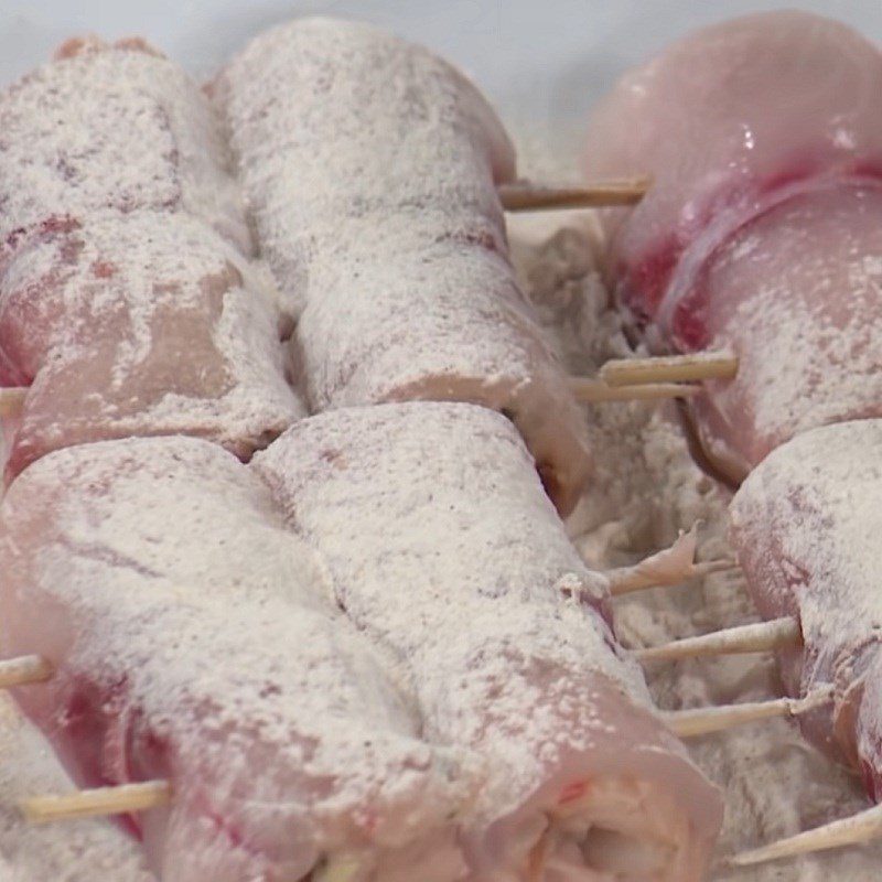 Step 3 Roll the filling with pickled onions Pink tilapia roll with pickled onions (pickled onion)