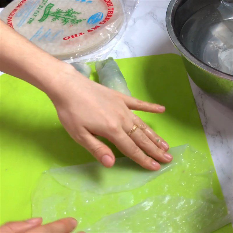 Step 5 Roll the spring rolls with rice paper