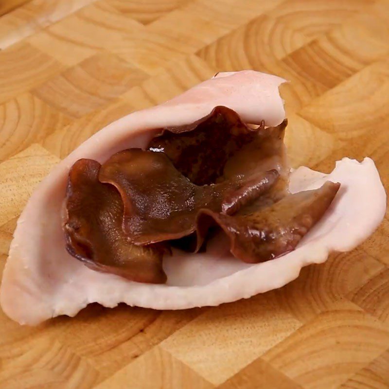 Step 3 Roll pig's ear Pig's ear rolled with wood ear mushrooms