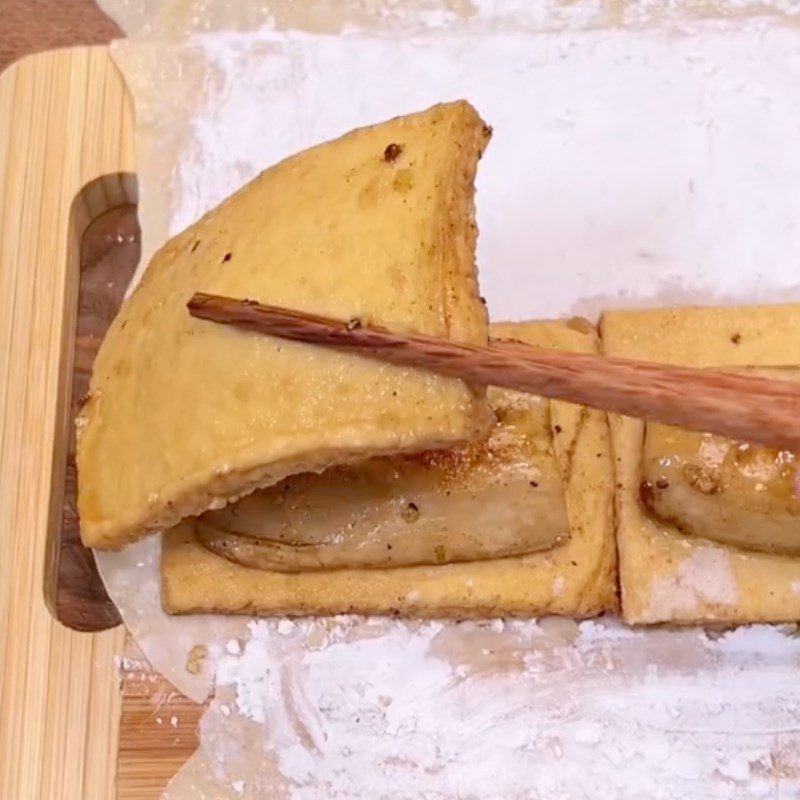 Step 4 Roll the tofu skin with chicken thigh mushrooms and fried tofu