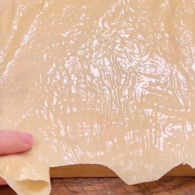 Step 4 Roll the tofu skin with chicken thigh mushrooms and fried tofu