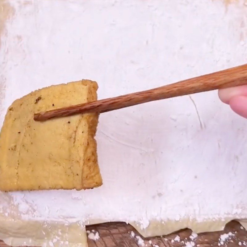 Step 4 Roll the tofu skin with chicken thigh mushrooms and fried tofu