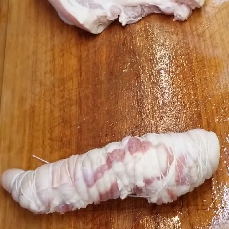 Step 2 Roll and bind the pig's ears Rolled pig's ears with five-spice