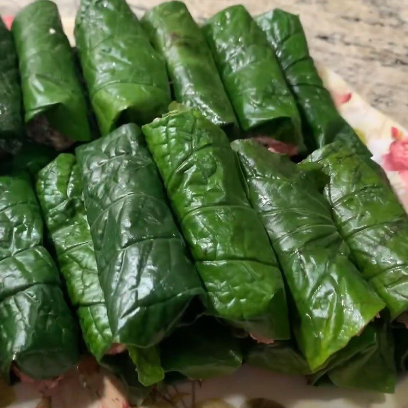 Step 3 Wrap the grilled minced pork in betel leaves