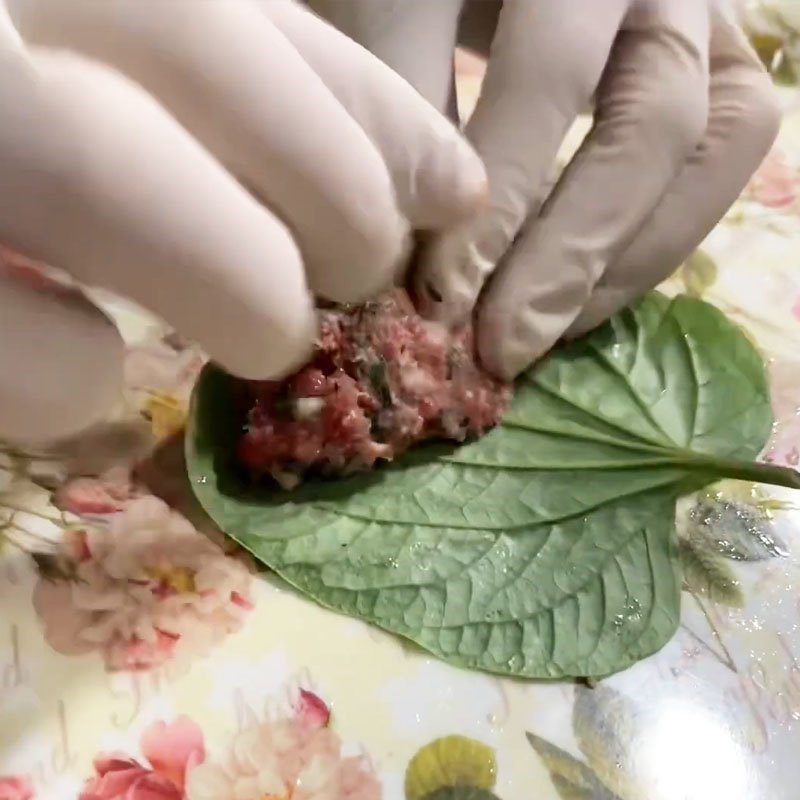 Step 3 Wrap the grilled minced pork in betel leaves