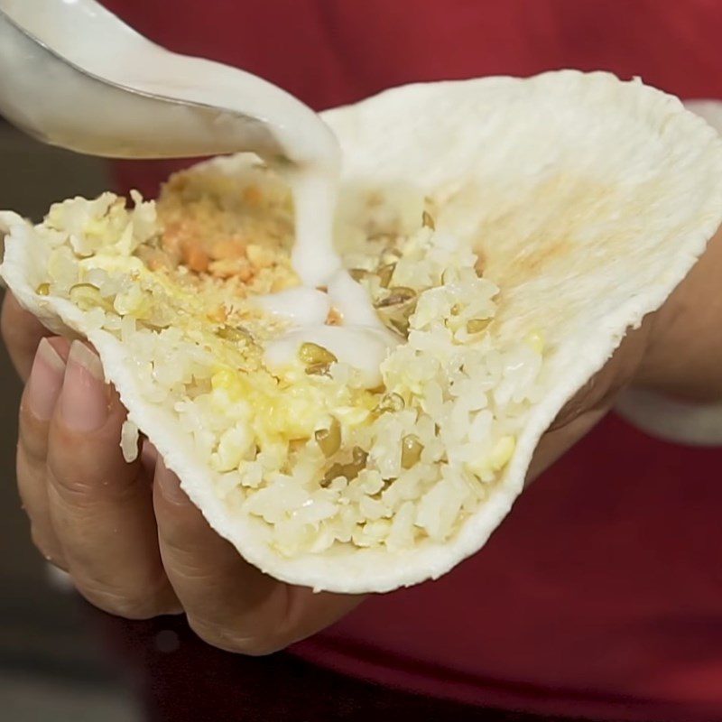 Step 5 Rolling sticky rice with rice paper and durian Sticky rice rolled with durian