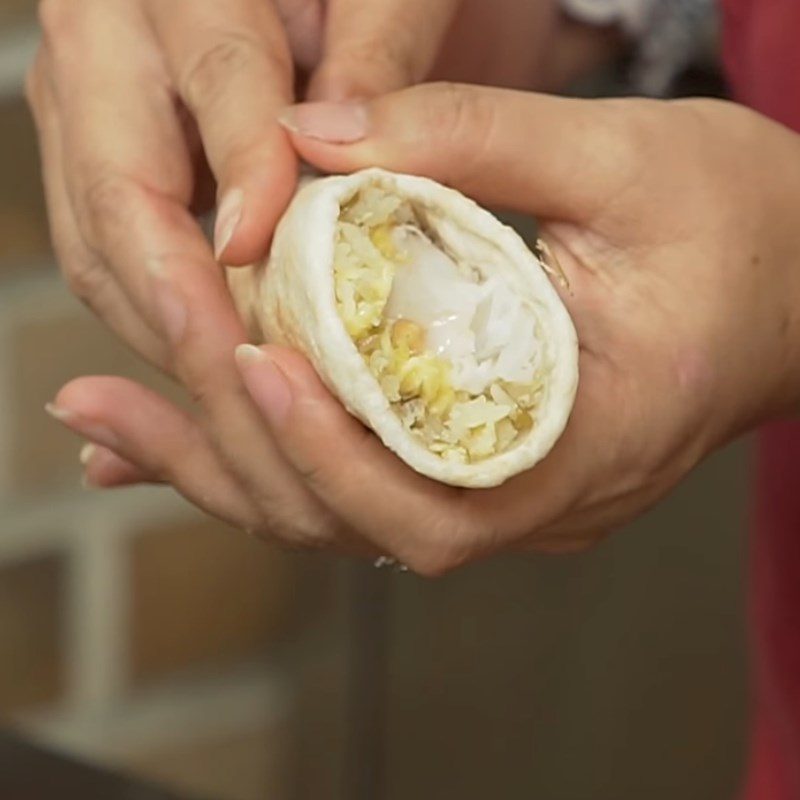 Step 5 Rolling sticky rice with rice paper and durian Sticky rice rolled with durian