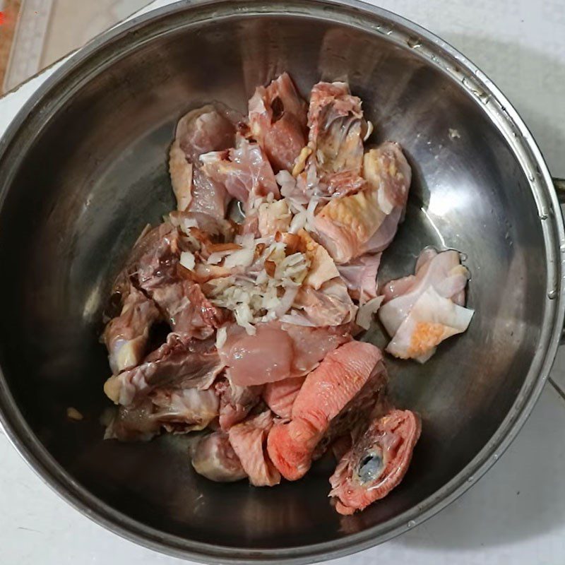 Step 2 Marinate the chicken bones for lotus root soup with chicken bones