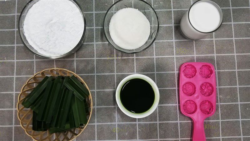 Ingredients for sticky rice cake with coconut milk, sticky rice cake with pandan leaves