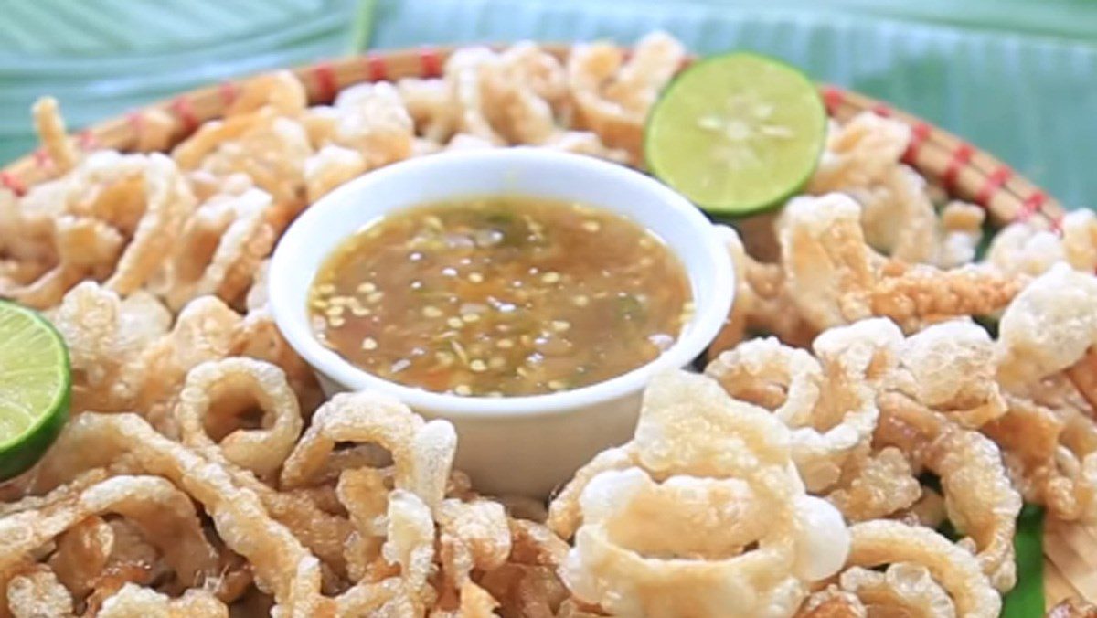 Crispy fried pork skin with Thai sauce