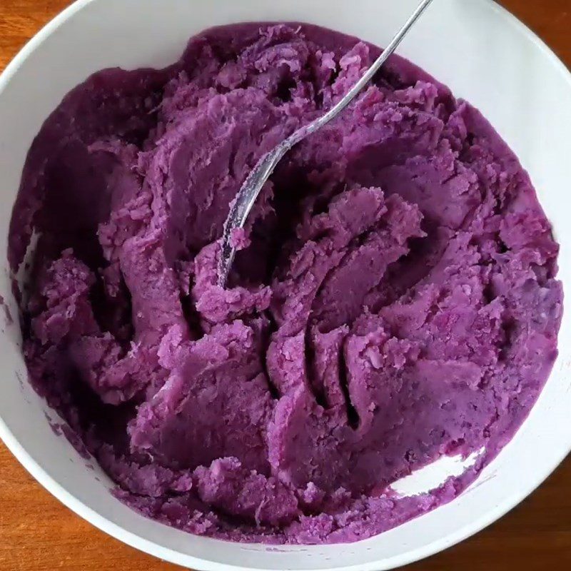 Step 4 Mash and marinate the purple yam Purple yam dessert with coconut milk