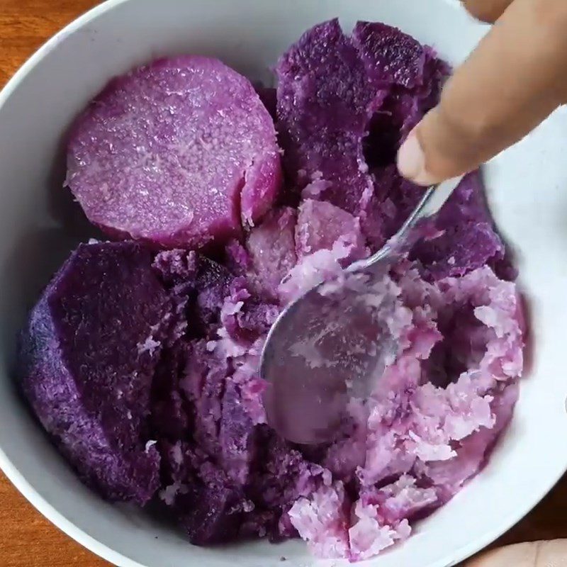 Step 4 Mash and marinate the purple yam Purple yam dessert with coconut milk